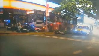 公車駕駛打瞌睡　撞上人行道1死1傷