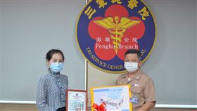 澎湖旅北鄉親捐贈電動病床回饋醫院（1）澎湖旅北鄉親吳清泉感念三總澎湖分院視病猶親，22日由親屬吳淑惠（左）代表捐贈15張電動床給三總澎湖分院，由院長張芳維（右）代表受贈，並回贈感謝狀。中央社　109年9月22日