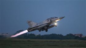 幻象戰機受令後，緊急起飛進行攔截演練。（圖／軍聞社提供）