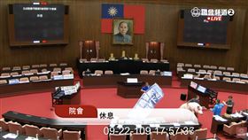 國民黨團收拾抗議道具。（圖／翻攝自國會頻道）