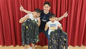 李明川老師替父子倆準備紅毯禮服。（圖／將影娛樂提供）