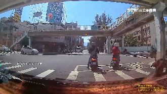 阿伯騎腳特車闖紅燈　下秒遭轎車撞飛
