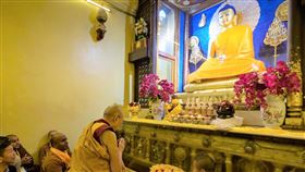 達賴喇嘛在摩訶菩提寺正覺大塔中向佛祖朝拜西藏精神領袖達賴喇嘛（雙手合十者）25日在菩提迦耶摩訶菩提寺正覺大塔朝拜佛祖。（達賴喇嘛辦公室提供）中央社記者康世人新德里傳真  108年12月26日