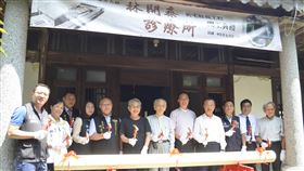 林懷民祖父診療所舊宅列古蹟並展開修復（2）嘉義縣政府22日舉行林開泰診療所舊宅修復開工典禮，林開泰長孫、雲門舞集創辦人林懷民（右7）、文化部文資局長施國隆（右5）與嘉義縣長翁章梁（右4）一同敲擊橫梁，宣告修復開始。中央社記者蔡智明攝　109年9月22日