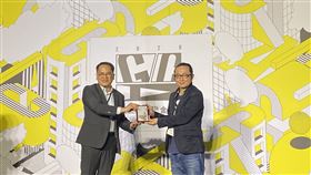 阮光民獲金漫獎網路人氣獎　笑稱意料之外第11屆金漫獎特展22日登場，漫畫家阮光民（右）榮獲本屆「網路人氣獎」，文化部次長彭俊亨（左）頒發獎牌，阮光民笑稱自己的作品既不青春熱血、也不活潑生動，受到網友青睞他雖然意外，但真的很開心。中央社記者陳秉弘攝　109年9月22日