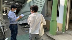 楠梓長老教會疑搶拆牧師館　高市列暫定古蹟高雄市政府文化局22日接獲通報指出，楠梓區基督長老教會牧師館正拆除相關設施，包括鐵窗及輕隔間等，由於該建築物屋齡久遠且具有時代意義，為避免建築遭破壞，已先列為暫定古蹟。（文化局提供）中央社記者王淑芬傳真　109年9月22日