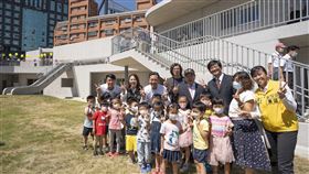 新竹三民附幼落成　校舍宛如美術館新竹市三民國小附設幼兒園22日啟用新校舍，市長林智堅（後左3）表示，新校舍採用灰白色調，跳脫傳統校舍設計，整體校舍外觀宛如美術館般。中央社記者郭宣(文三)攝　109年9月22日