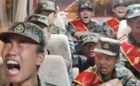 ▲網傳解放軍坐在車上痛哭的影片。（圖／翻攝王定宇臉書）