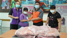 蔡易餘同仁減重60公斤　等重台灣豬肉贈慈善機構立委蔡易餘（右2）今年7月約辦公室同仁一起「以斤換斤、減重做愛心」，大家減多少體重，就買等重台灣豬肉捐贈慈善機構，22日結算減重總和約60公斤，贈送60公斤豬肉給敏道家園中秋節加菜、烤肉。（蔡易餘提供）中央社記者蔡智明傳真　109年9月22日