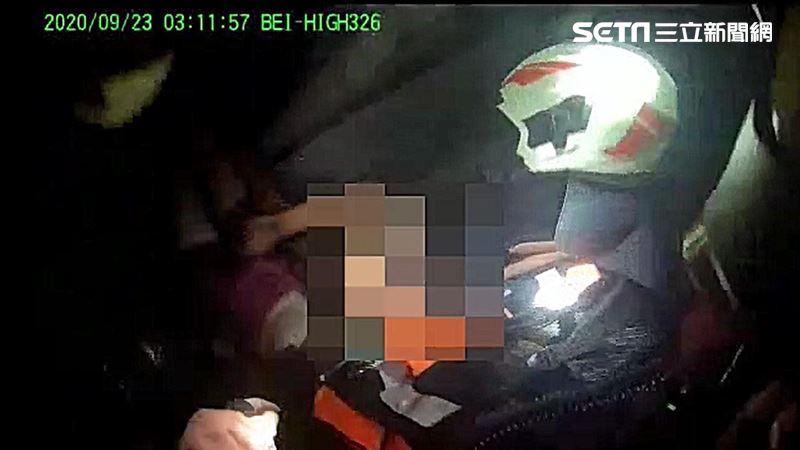 淡水公寓突竄惡火　1家3口受困獲救