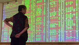 杏輝日前6款藥品含量測定結果不符規定遭食藥署要求下架回收後，22日再主動預防性回收14款藥品，衝擊23日股價早盤跳空大跌7.3%。（中央社檔案照片）