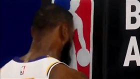 NBA／功虧一簣　詹皇「撞壁」發洩
NBA,季後賽,洛杉磯湖人,LeBron James,撞壁
翻攝自推特