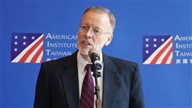 酈英傑：美台安全合作不該被遺忘　承擔新使命美國在台協會（AIT）2日舉行紀念專區揭幕儀式，AIT處長酈英傑（Brent Christensen）（圖）表示，美台安全夥伴關係有數十年深厚基礎，雙方官兵不僅並肩作戰、受訓，也並肩犧牲，歷史不該被遺忘，而當前安全威脅不同以往，美方感到承擔新的堅定承諾與使命。中央社記者裴禛攝　109年9月2日