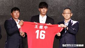 ▲王維中加盟味全龍記者會。（圖／記者林聖凱攝影）