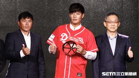 ▲王維中加盟味全龍記者會。（圖／記者林聖凱攝影）