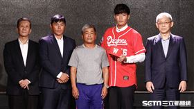 ▲王維中加盟味全龍記者會，啟蒙教練、高雄壽山國小少棒教練鄭英俊也到場見證。（圖／記者林聖凱攝影）