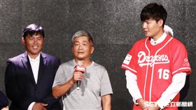 ▲王維中加盟味全龍記者會，啟蒙教練、高雄壽山國小少棒教練鄭英俊也到場見證。（圖／記者林聖凱攝影）