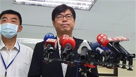 高市青創基金淪擺設　陳其邁：確實應檢討前高雄市長韓國瑜創立青創基金遭批預算執行率過低，市長陳其邁（右）23日表示，鼓勵青年創業，必須協助貸款或利息補貼等，也須配合相關產業政策，確實應好好檢討。中央社記者洪學廣攝　109年9月23日