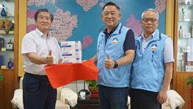 凱基有愛跨海贈口罩　助金門防堵疫情財團法人凱基社會福利慈善基金會執行長曾錦隆（左）團隊，23日捐贈15萬片防疫口罩給金門縣政府，由縣長楊鎮浯（中）、教育處長羅德水（右）代表接受。中央社記者黃慧敏攝　109年9月23日