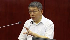 議員指建商捐30萬免除闢路責任　柯文哲：不要抹黑台北市長柯文哲（圖）18日率團隊至議會施政報告並接受質詢，針對台北捷運聯開案，被問及是否收取建商新台幣30萬元政治獻金，替建商解列開闢道路責任。柯文哲表示，「不要用這種抹黑手段」。中央社記者張新偉攝　109年9月18日