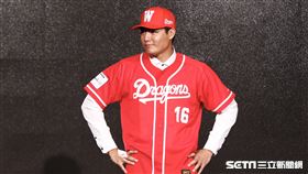 ▲王維中加盟味全龍記者會。（圖／記者林聖凱攝影）