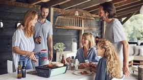 榮獲2017年紅點設計獎的德國Enders桌面式木炭烤肉爐。（圖／業者提供）