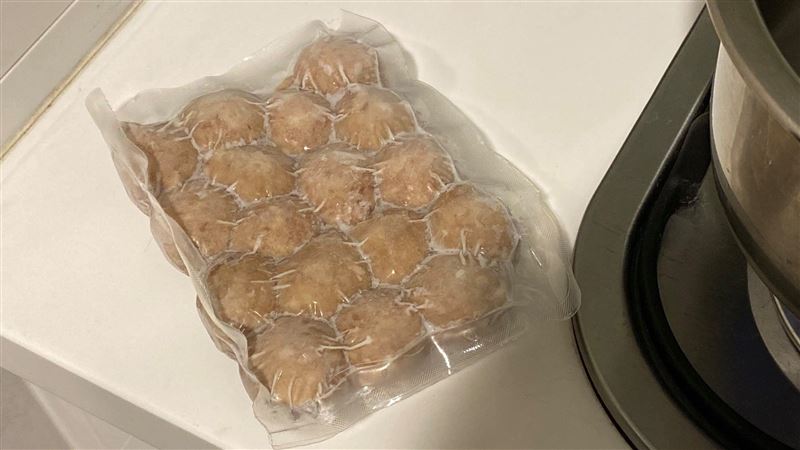 冷凍貢丸「超團結」　他一刀下去糗了