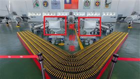 IDF,「天劍一型」 跟「天劍二型」飛彈，旁邊還有一個非常大的夾艙，就是非常有名的萬劍彈，（圖／翻攝自臉書）