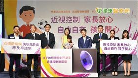 台灣為近視大國，許多孩童卻排斥散瞳劑、角膜塑型片，放任度數飆升。高雄長庚醫院眼科近視防治中心台灣為近視大國，許多孩童卻排斥散瞳劑、角膜塑型片，放任度數飆升。高雄長庚醫院眼科近視防治中心主任吳佩昌表示，近視不控制會增加眼睛病變風險，現今有一種「日拋軟式的隱形眼鏡」最新治療方式，可減緩9到15歲兒童近視加深速度，是近視控制新選擇，呼籲近視要好好控制。