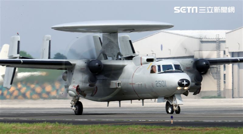 空軍第六混合聯隊第十空運大隊第102中隊，榮獲「109年度國軍模範團體」E-2K最大性能爬升、低空衝場、戰術下降。（記者邱榮吉/攝影）