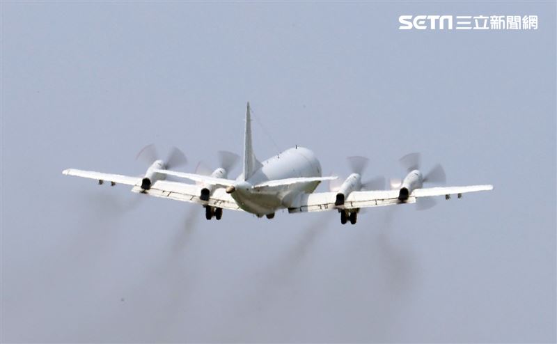 空軍第六混合聯隊第十空運大隊第102中隊，榮獲「109年度國軍模範團體」P-3C低空衝場、開艙模擬投彈。（記者邱榮吉/攝影）