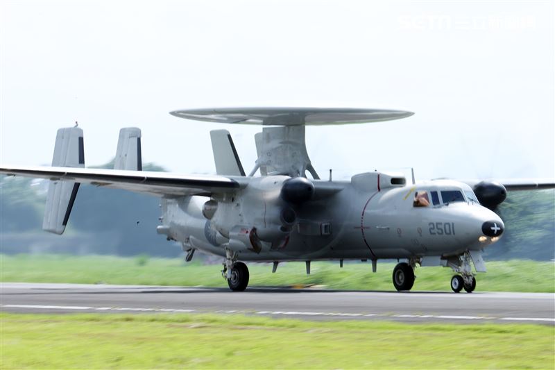 空軍第六混合聯隊第十空運大隊第102中隊，榮獲「109年度國軍模範團體」E-2K最大性能爬升、低空衝場、戰術下降。（記者邱榮吉/攝影）