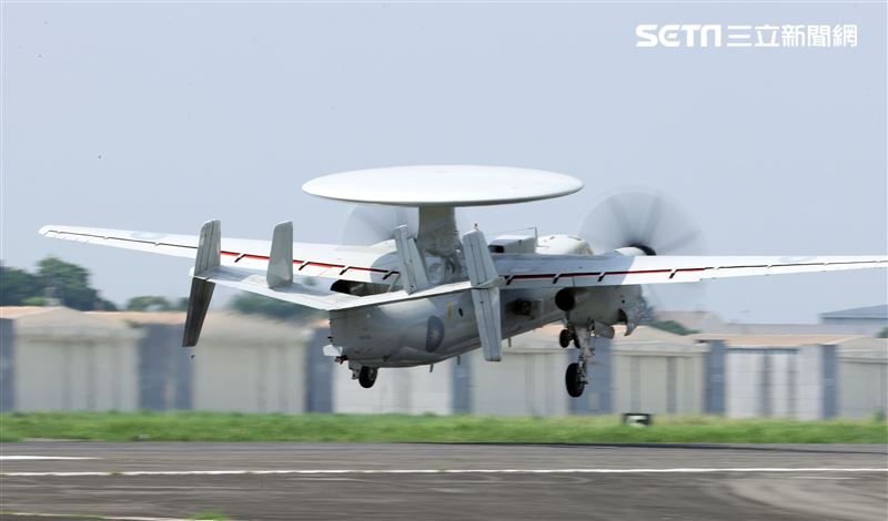 空軍第六混合聯隊第十空運大隊第102中隊，榮獲「109年度國軍模範團體」E-2K最大性能爬升、低空衝場、戰術下降。（記者邱榮吉/攝影）