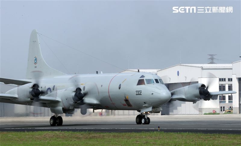 空軍第六混合聯隊第十空運大隊第102中隊，榮獲「109年度國軍模範團體」P-3C低空衝場、開艙模擬投彈。（記者邱榮吉/攝影）