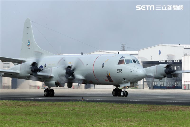 空軍第六混合聯隊第十空運大隊第102中隊，榮獲「109年度國軍模範團體」P-3C低空衝場、開艙模擬投彈。（記者邱榮吉/攝影）