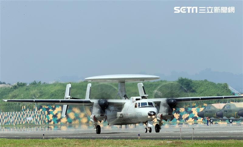 空軍第六混合聯隊第十空運大隊第102中隊，榮獲「109年度國軍模範團體」E-2K最大性能爬升、低空衝場、戰術下降。（記者邱榮吉/攝影）