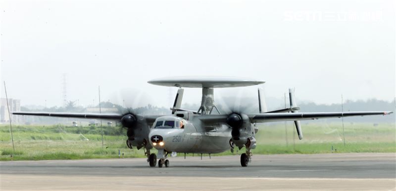 空軍第六混合聯隊第十空運大隊第102中隊，榮獲「109年度國軍模範團體」E-2K最大性能爬升、低空衝場、戰術下降。（記者邱榮吉/攝影）