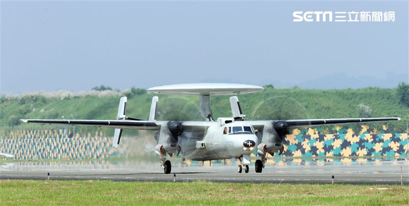空軍第六混合聯隊第十空運大隊第102中隊，榮獲「109年度國軍模範團體」E-2K最大性能爬升、低空衝場、戰術下降。（記者邱榮吉/攝影）