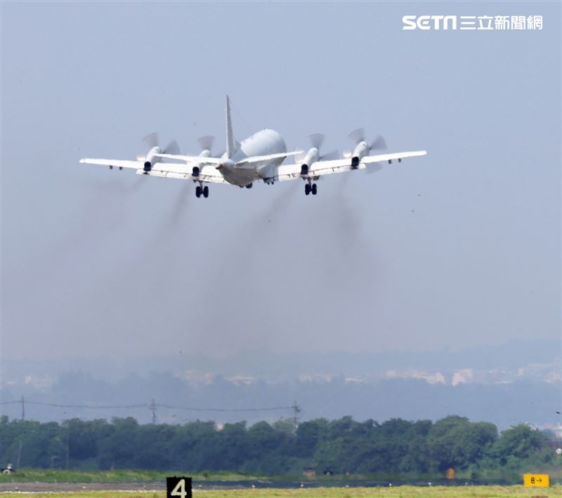 空軍第六混合聯隊第十空運大隊第102中隊，榮獲「109年度國軍模範團體」C-130H、編隊起飛、實施超高難度500呎衝場、100呎高速衝場後最大性能爬升、60度小轉彎、低空重飛、正常航線連續起飛、莫比烏斯帶式連續起飛、高進場短場落地、慢飛、轉彎中戰術落地。（記者邱榮吉/攝影）