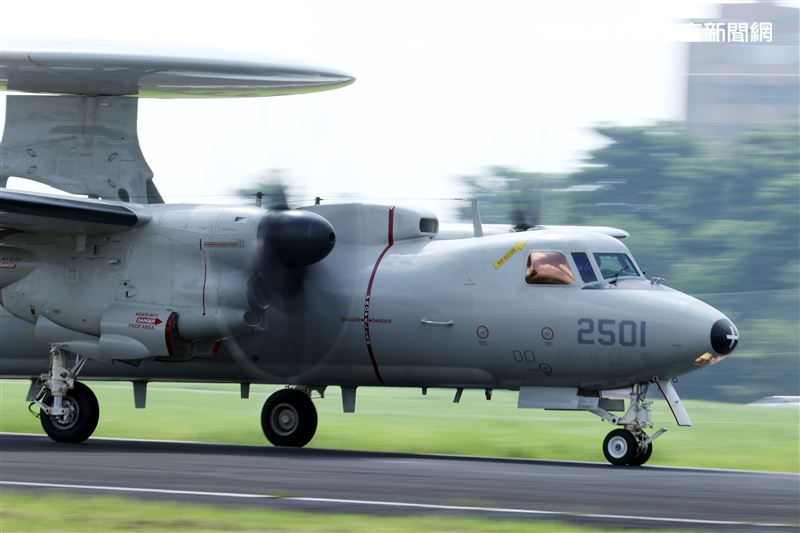 空軍第六混合聯隊第十空運大隊第102中隊，榮獲「109年度國軍模範團體」E-2K最大性能爬升、低空衝場、戰術下降。（記者邱榮吉/攝影）