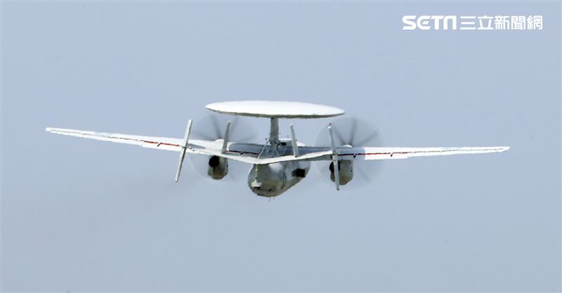 空軍第六混合聯隊第十空運大隊第102中隊，榮獲「109年度國軍模範團體」E-2K最大性能爬升、低空衝場、戰術下降。（記者邱榮吉/攝影）