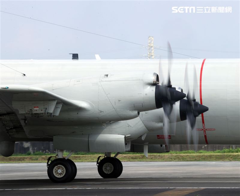 空軍第六混合聯隊第十空運大隊第102中隊，榮獲「109年度國軍模範團體」P-3C低空衝場、開艙模擬投彈。（記者邱榮吉/攝影）