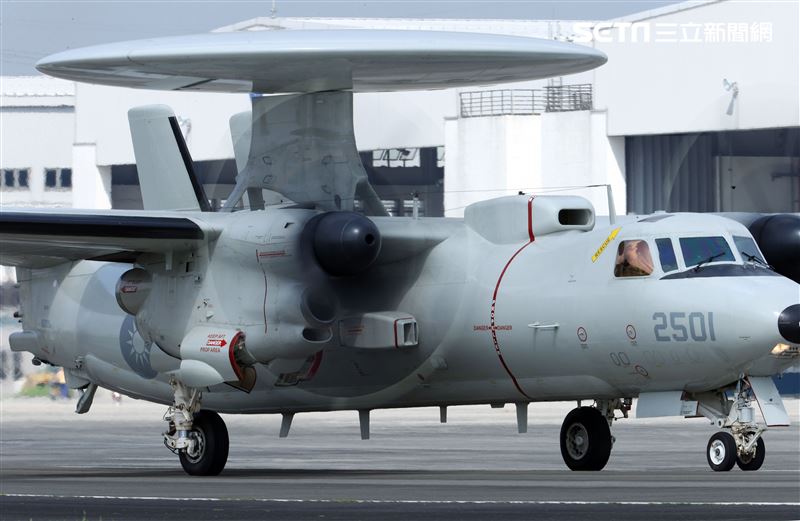 空軍第六混合聯隊第十空運大隊第102中隊，榮獲「109年度國軍模範團體」E-2K最大性能爬升、低空衝場、戰術下降。（記者邱榮吉/攝影）