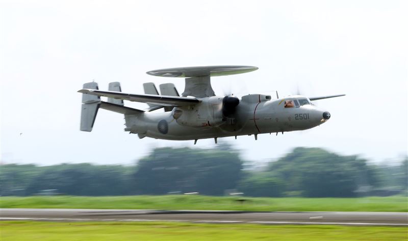 空軍第六混合聯隊第十空運大隊第102中隊，榮獲「109年度國軍模範團體」E-2K最大性能爬升、低空衝場、戰術下降。（記者邱榮吉/攝影）