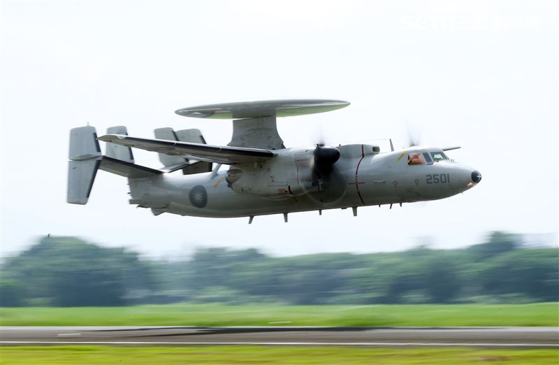 空軍第六混合聯隊第十空運大隊第102中隊，榮獲「109年度國軍模範團體」E-2K最大性能爬升、低空衝場、戰術下降。（記者邱榮吉/攝影）