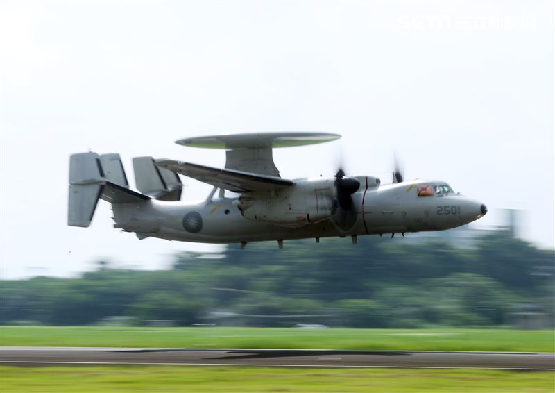 空軍第六混合聯隊第十空運大隊第102中隊，榮獲「109年度國軍模範團體」E-2K最大性能爬升、低空衝場、戰術下降。（記者邱榮吉/攝影）