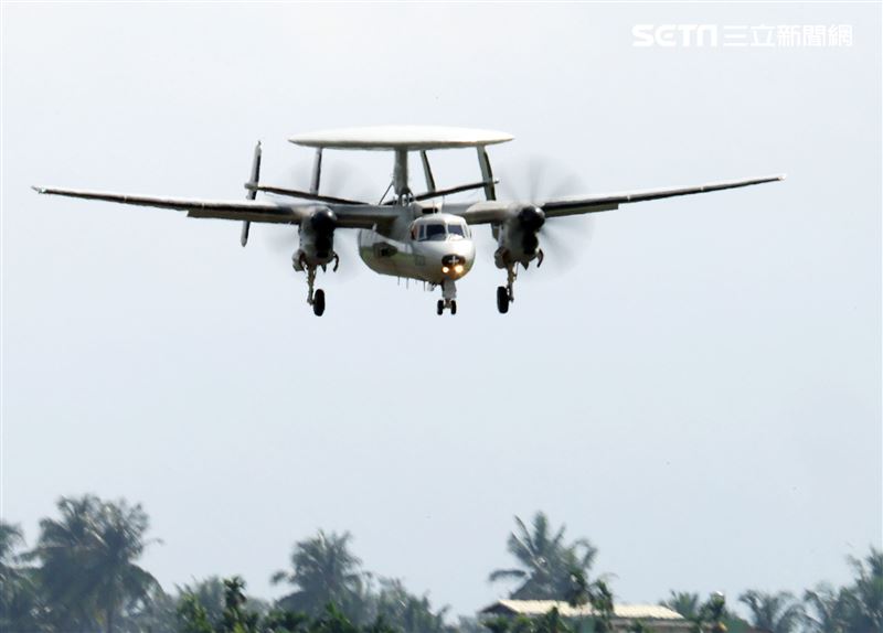 空軍第六混合聯隊第十空運大隊第102中隊，榮獲「109年度國軍模範團體」E-2K最大性能爬升、低空衝場、戰術下降。（記者邱榮吉/攝影）
