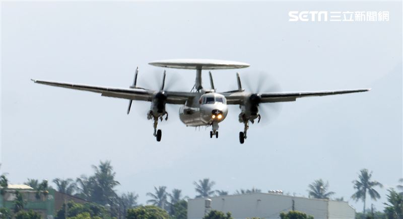 空軍第六混合聯隊第十空運大隊第102中隊，榮獲「109年度國軍模範團體」E-2K最大性能爬升、低空衝場、戰術下降。（記者邱榮吉/攝影）