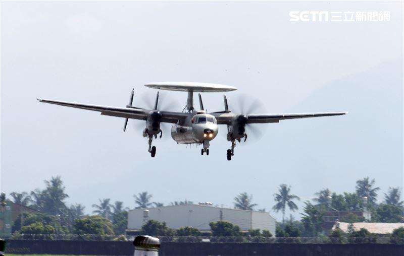 空軍第六混合聯隊第十空運大隊第102中隊，榮獲「109年度國軍模範團體」E-2K最大性能爬升、低空衝場、戰術下降。（記者邱榮吉/攝影）