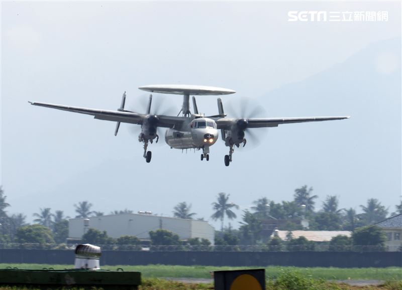 空軍第六混合聯隊第十空運大隊第102中隊，榮獲「109年度國軍模範團體」E-2K最大性能爬升、低空衝場、戰術下降。（記者邱榮吉/攝影）